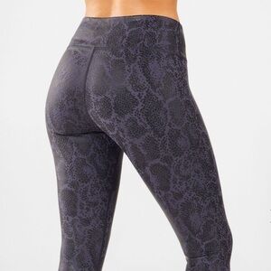 Fabletics midrise powerhold crop leggings